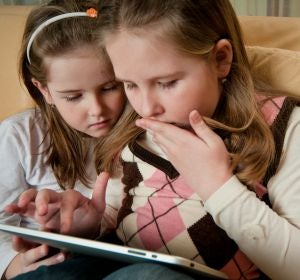 Unas niñas mirando una tablet Unas niñas mirando una tablet