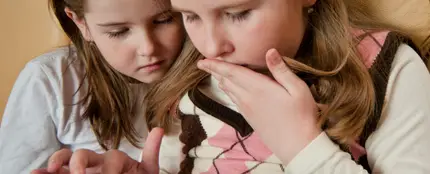 Unas niñas mirando una tablet Unas niñas mirando una tablet