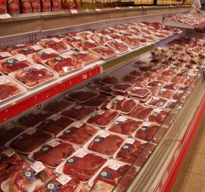 Carne envasada en un supermercado Carne envasada en un supermercado