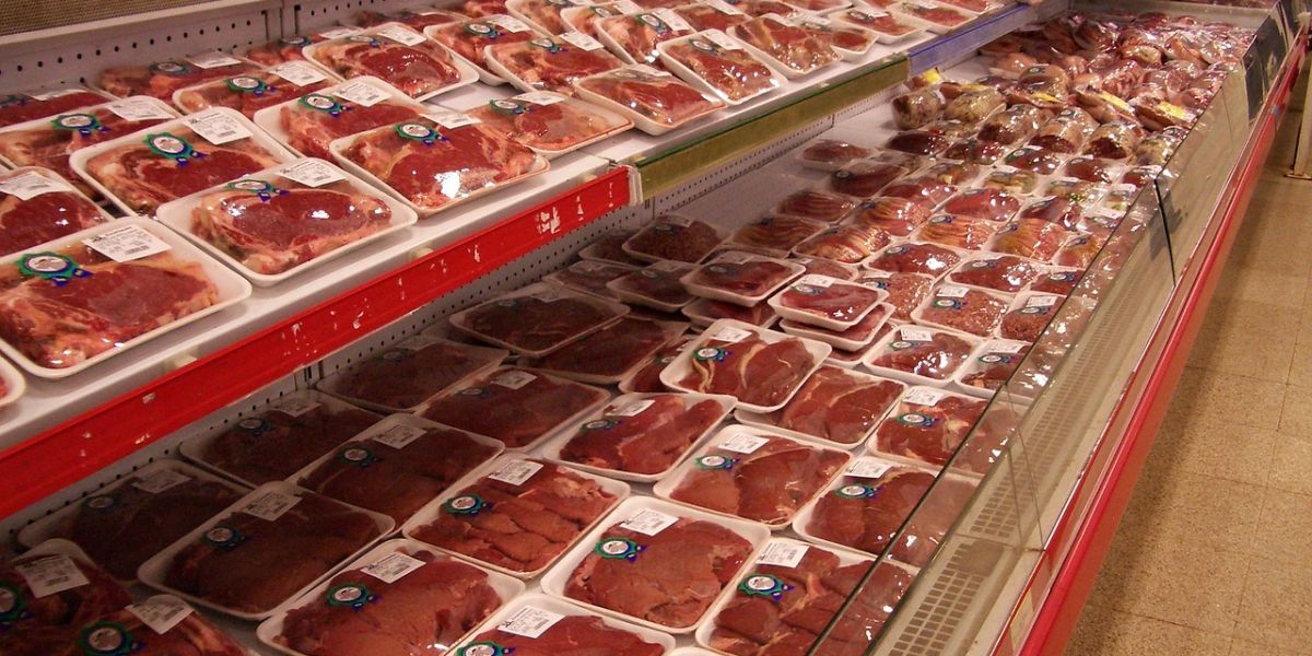 Carne envasada en un supermercado
