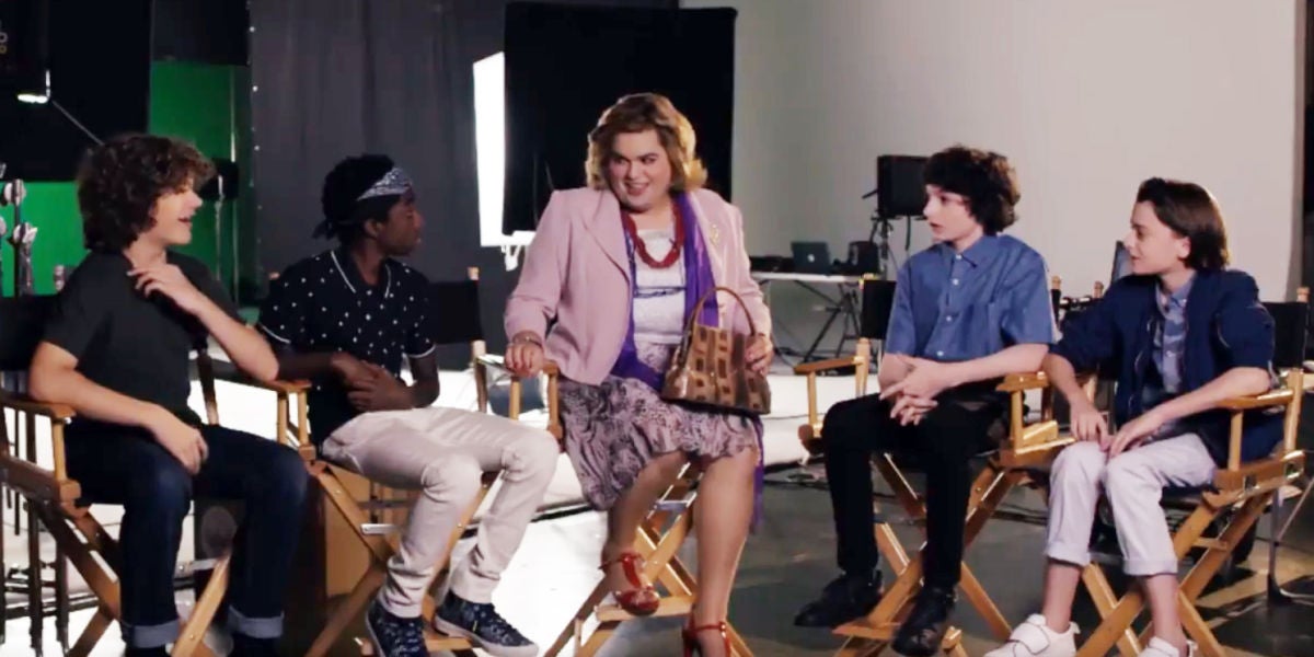 Paquita Salas con los niños de 'Stranger Things'