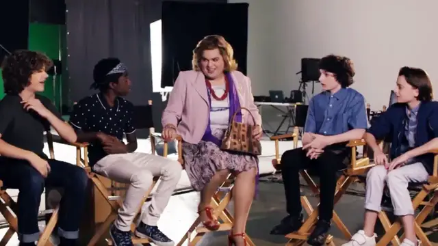 Paquita Salas con los niños de 'Stranger Things'