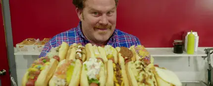 Casey intenta hacer la maratón de los 12 perritos calientes Casey intenta hacer la maratón de los 12 perritos calientes