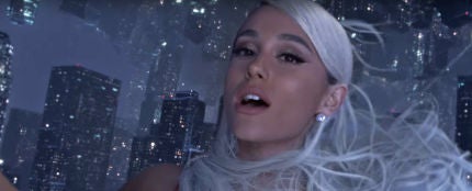 Ariana Grande en el videoclip de 'No Tears Left To Cry'