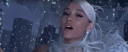 Ariana Grande en el videoclip de 'No Tears Left To Cry' Ariana Grande en el videoclip de 'No Tears Left To Cry'