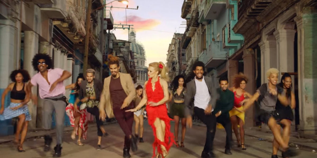 Kylie Minogue en el videoclip de 'Stop Me From Falling'