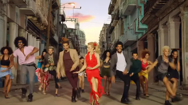 Kylie Minogue en el videoclip de 'Stop Me From Falling'