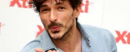 Andr&eacute;s Velencoso lanzando un beso