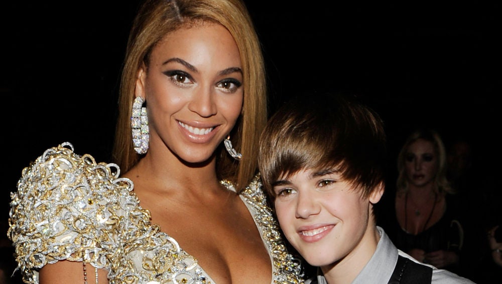 Beyoncé y Justin Bieber en los Grammy 2010
