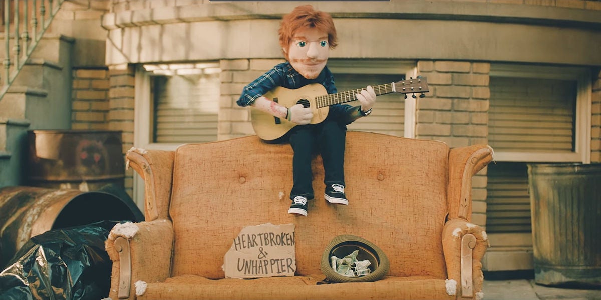 Ed Sheeran convertido en marioneta en el videoclip de 'Happier'