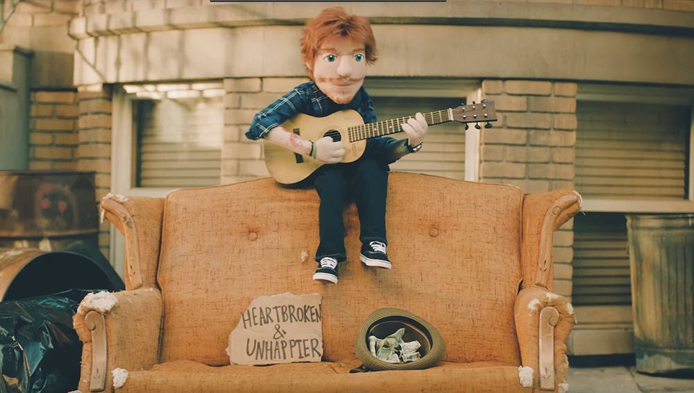 Ed Sheeran convertido en marioneta en el videoclip de 'Happier'