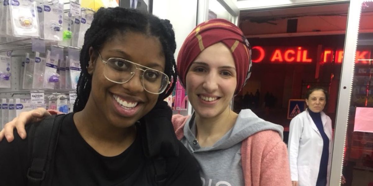 Una joven da a luz en un hotel siguiendo un tutorial de Youtube