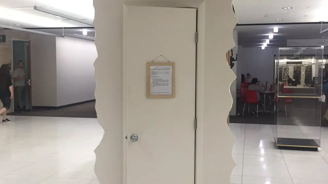 El armario de llorar instalado en la universidad El armario de llorar instalado en la universidad