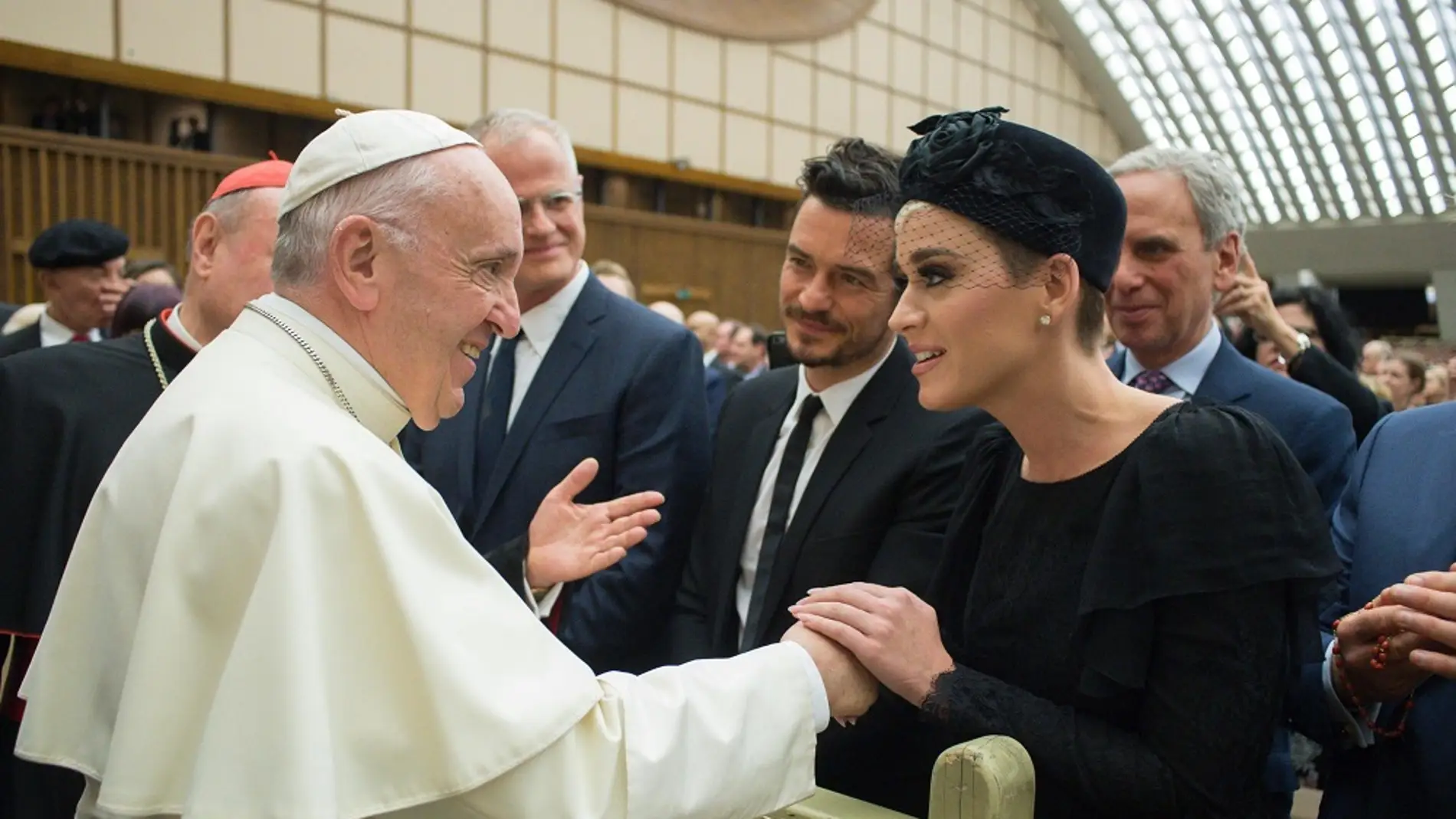 El papa Francisco saluda a Katy Perry, Orlando Bloom y Peter Gabriel 