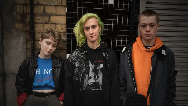 Jóvenes en el vídeo de 'Love Is Bigger Than Anything In Its Way'