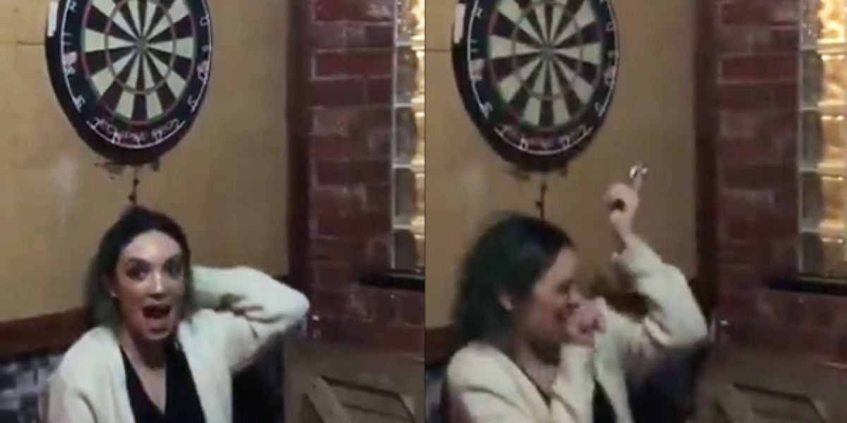 Su novio le lanza un dardo en el ojo