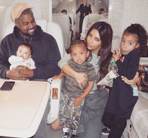 Kim Kardashian y Kanye West junto a sus hijos Kim Kardashian y Kanye West junto a sus hijos