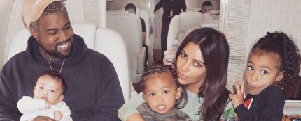 Kim Kardashian y Kanye West junto a sus hijos