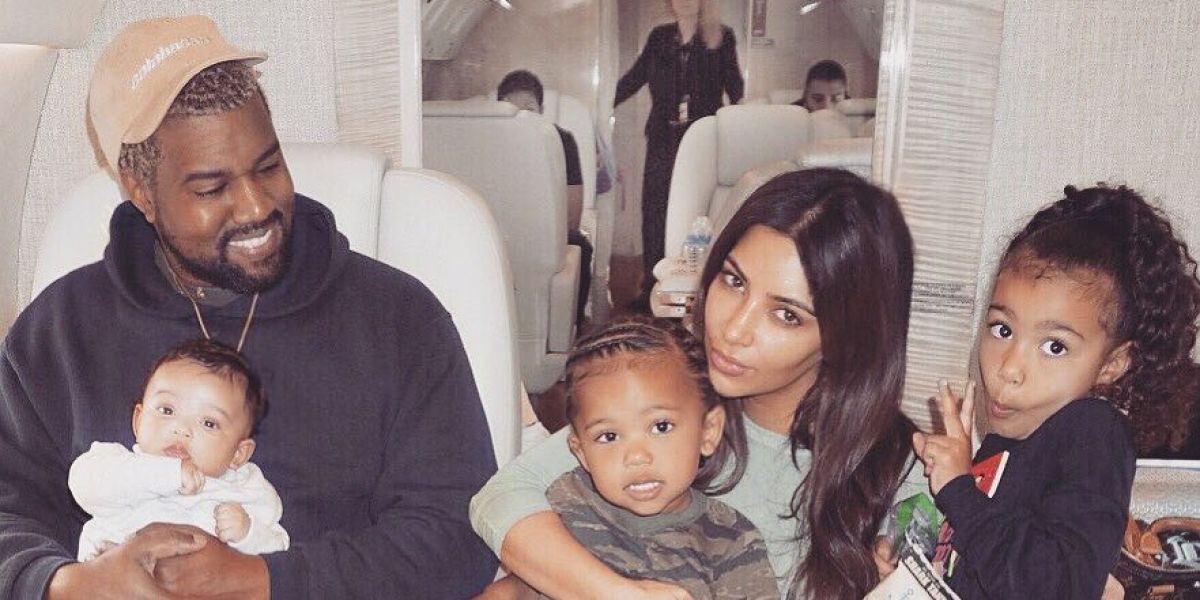 Kim Kardashian y Kanye West junto a sus hijos