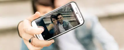 Una pareja se hace un selfie Una pareja se hace un selfie