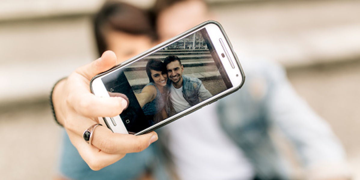 Una pareja se hace un selfie