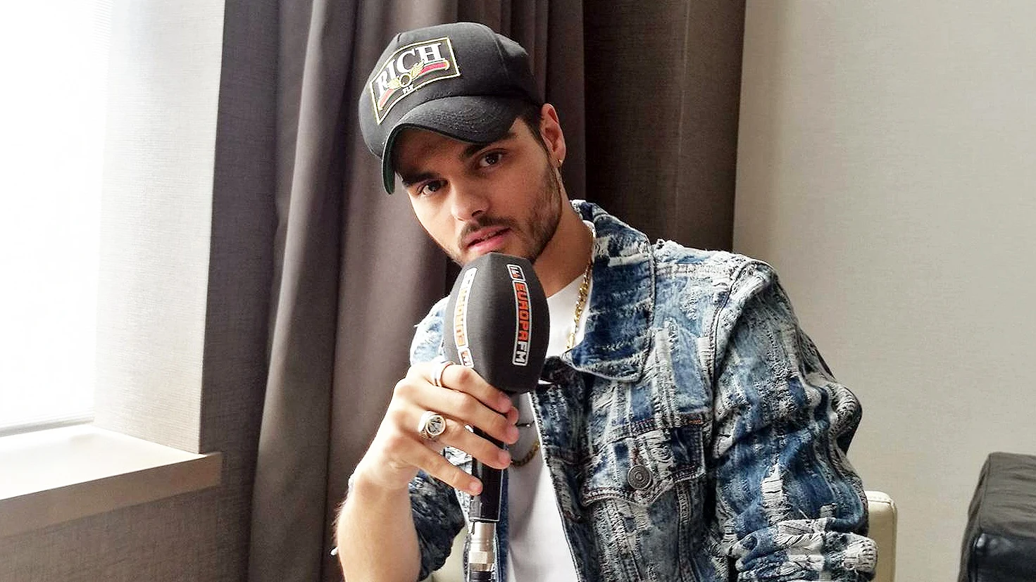 Abraham Mateo durante la entrevista con Europa FM
