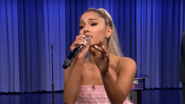 Ariana Grande interpretando 'Humble' al estilo Evanescence