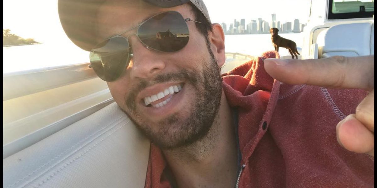 Enrique Iglesias en su barco