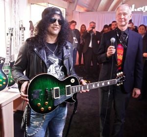 Slash posa con una guitarra Gibson junto al presidente de la compañía Henry Juszkiewicz Slash posa con una guitarra Gibson junto al presidente de la compañía Henry Juszkiewicz