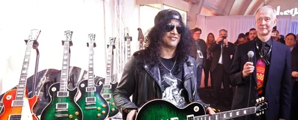 Slash posa con una guitarra Gibson junto al presidente de la compañía Henry Juszkiewicz Slash posa con una guitarra Gibson junto al presidente de la compañía Henry Juszkiewicz