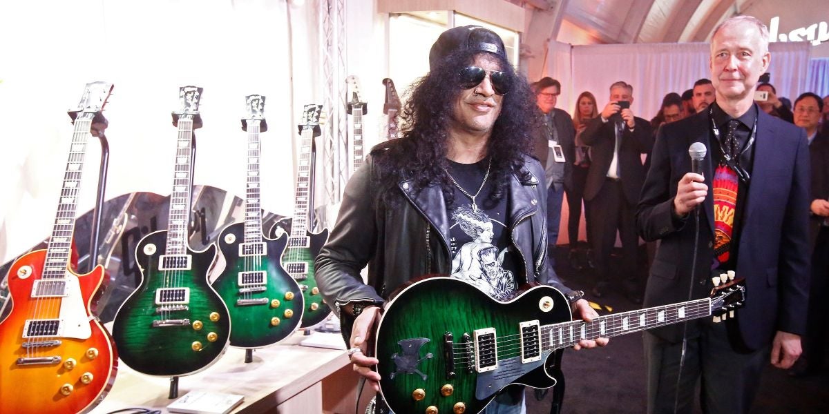 Slash posa con una guitarra Gibson junto al presidente de la compañía Henry Juszkiewicz