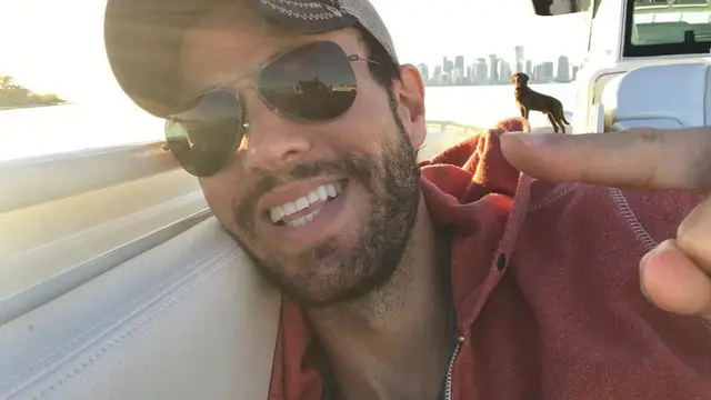 Enrique Iglesias en su barco