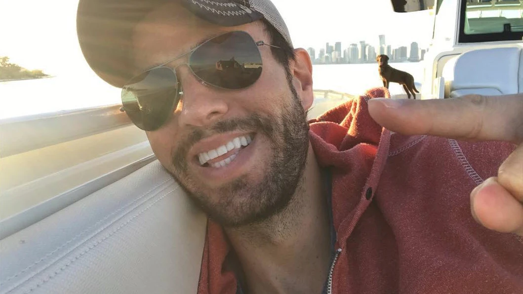 Enrique Iglesias en su barco