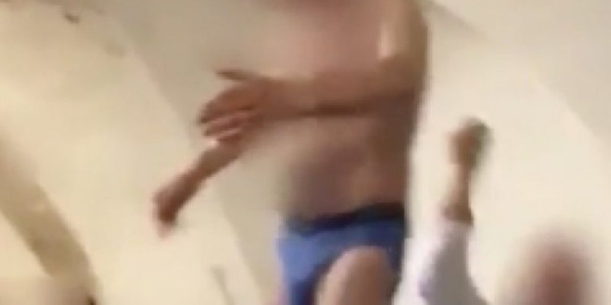 Captura del vídeo de la fiesta con estriptis de una hermandad