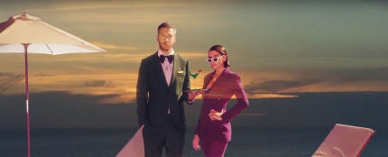 Calvin Harris y Dua Lipa en el v&iacute;deo de 'One Kiss'