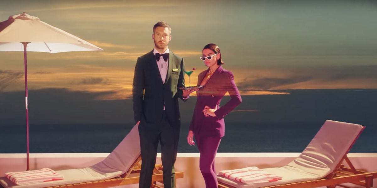 Calvin Harris y Dua Lipa en el vídeo de 'One Kiss'