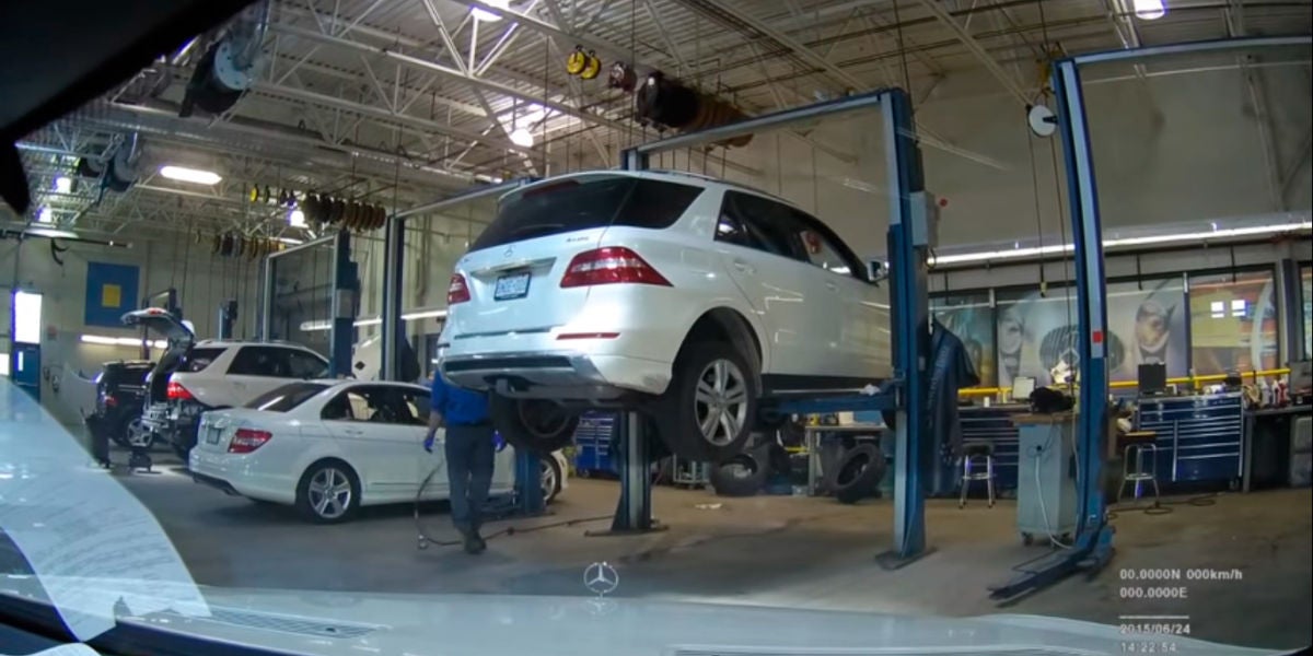 Deja la cámara del coche encendida y descubre un fraude