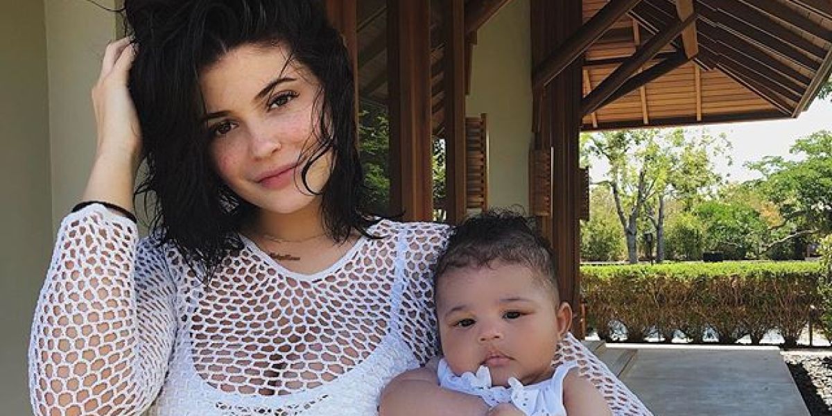Kylie Jenner con su hija Stormi