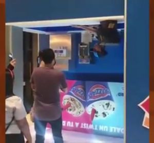Vídeo: La heladería que sirve los helados boca abajo y vuelve locos a sus clientes Vídeo: La heladería que sirve los helados boca abajo y vuelve locos a sus clientes
