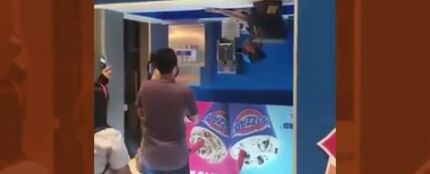 Vídeo: La heladería que sirve los helados boca abajo y vuelve locos a sus clientes