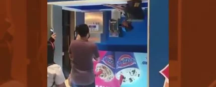 Vídeo: La heladería que sirve los helados boca abajo y vuelve locos a sus clientes Vídeo: La heladería que sirve los helados boca abajo y vuelve locos a sus clientes
