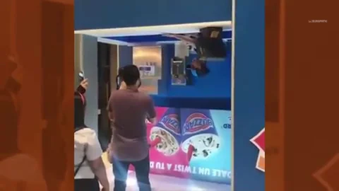 Vídeo: La heladería que sirve los helados boca abajo y vuelve locos a sus clientes Vídeo: La heladería que sirve los helados boca abajo y vuelve locos a sus clientes