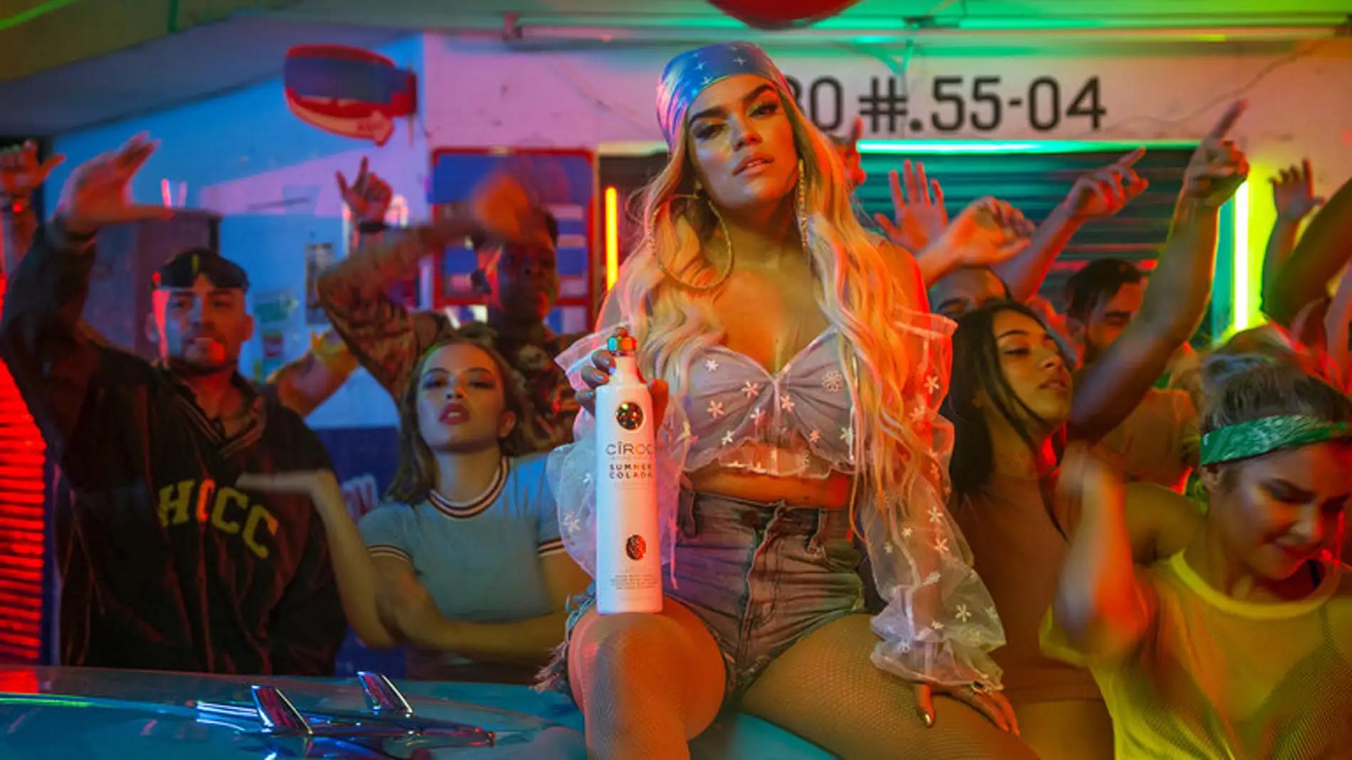 Karol G en el videoclip de 'Mi Cama'
