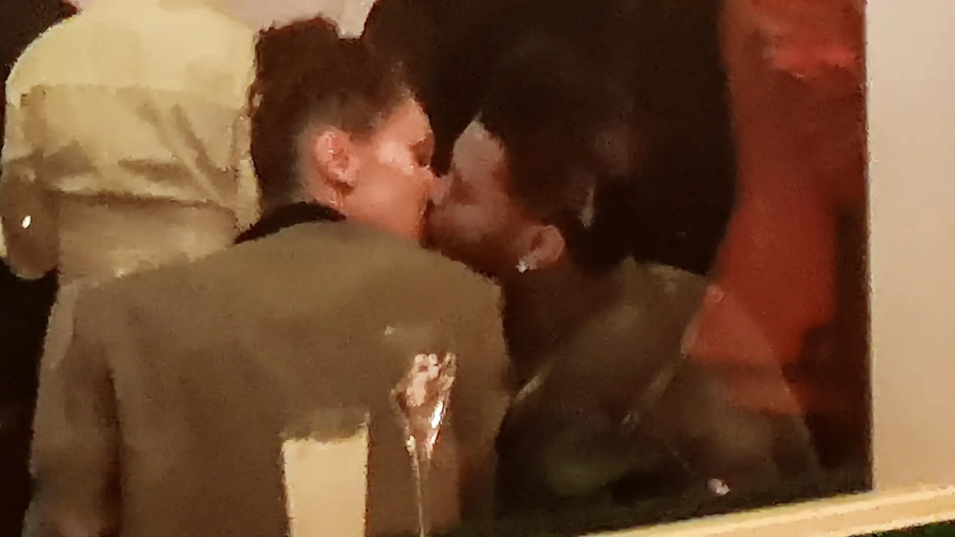 Bella Hadid y The Weeknd, besándose 