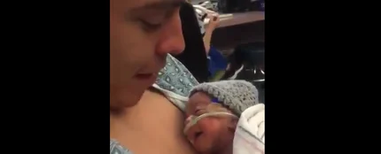 Reacción de un bebé prematuro al primer beso de su padre Reacción de un bebé prematuro al primer beso de su padre