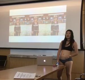 Una estudiante se desnuda en la presentación de su tesis Una estudiante se desnuda en la presentación de su tesis