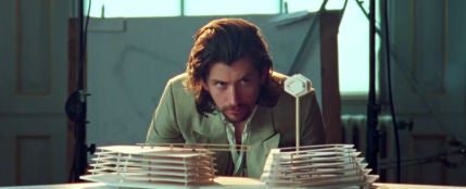 Alex Turner de Arctic Monkeys en el videoclip de &#39;Four Out Five&#39;
