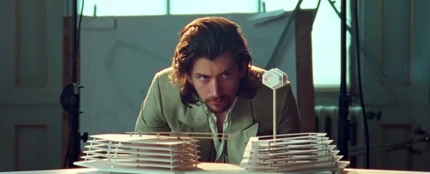 Alex Turner de Arctic Monkeys en el videoclip de 'Four Out Five' Alex Turner de Arctic Monkeys en el videoclip de 'Four Out Five'