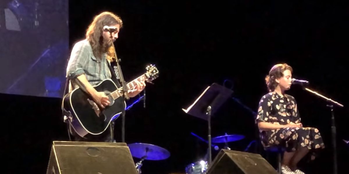 Dave Grohl interpreta un tema de Adele junto con su hija Violet