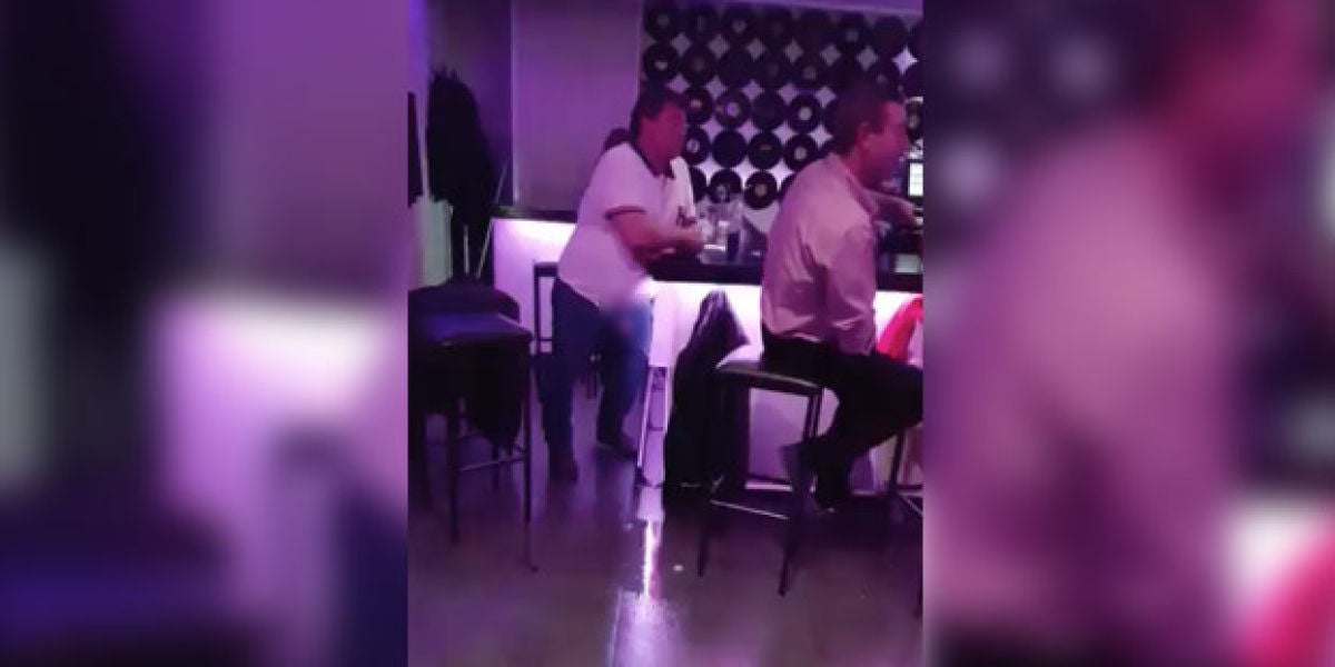 Meando en la barra del bar